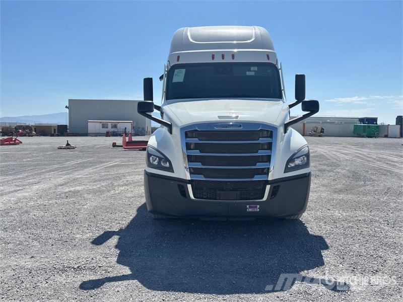 Freightliner Cascadia 126 6x4 T/A Sleeper Truck Tractor Sattelzugmaschinen