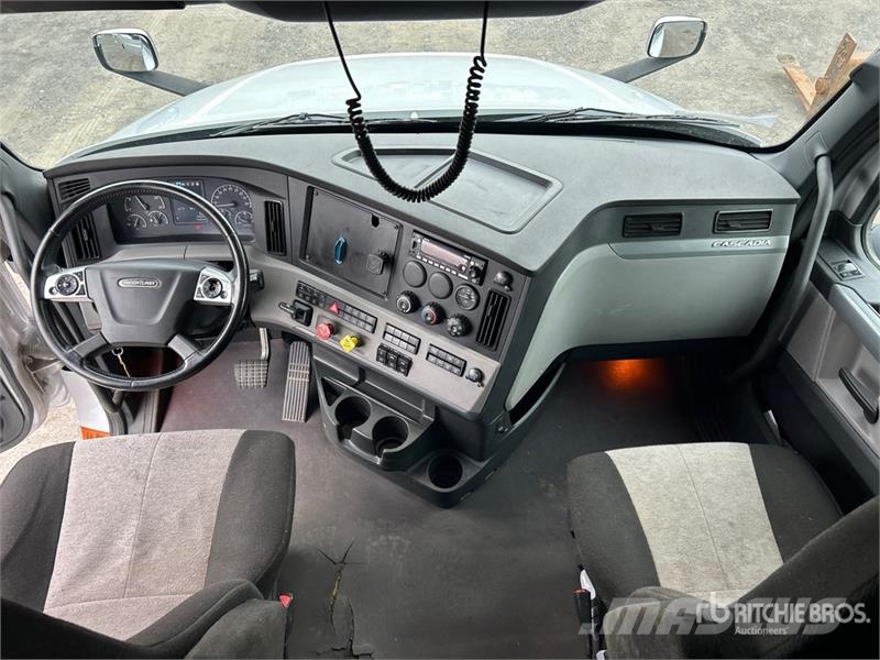 Freightliner Cascadia 126 6x4 T/A Sleeper Truck Tractor Vlačilci