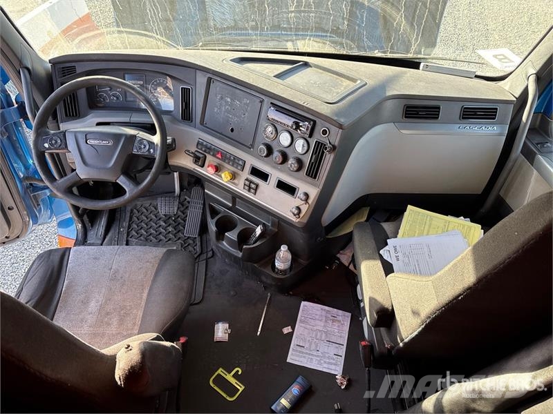 Freightliner Cascadia 126 6x4 T/A Sleeper Truck Tractor Vlačilci