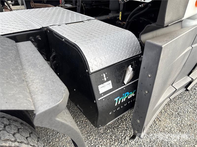 Freightliner Cascadia 126 6x4 T/A Sleeper Truck Tractor 트랙터 유닛