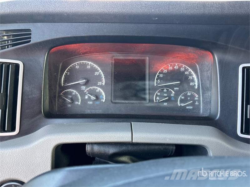 Freightliner Cascadia 126 6x4 T/A Sleeper Truck Tractor Vilcēji