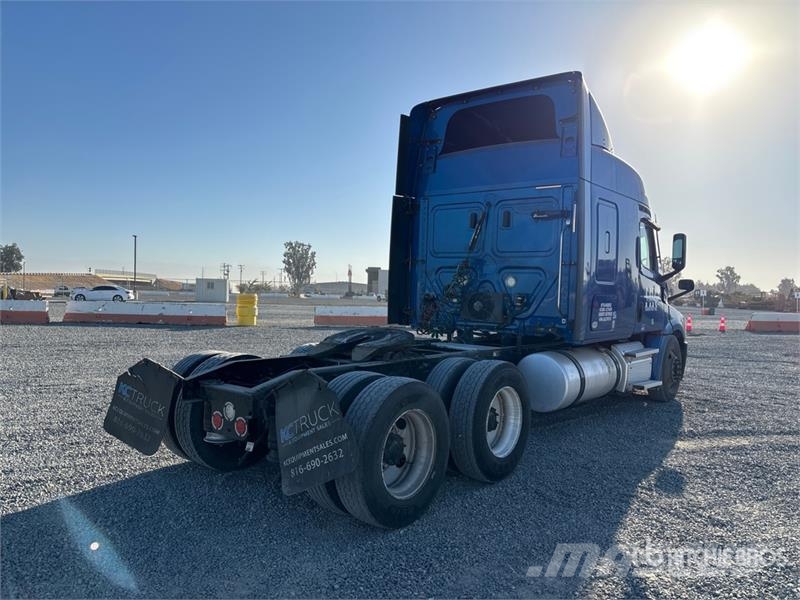 Freightliner Cascadia 126 6x4 T/A Sleeper Truck Tractor Vlačilci