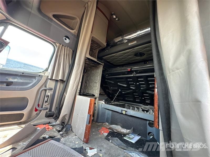 Freightliner Cascadia 125 6x4 T/A Sleeper Truck Tractor (Inoper 트랙터 유닛