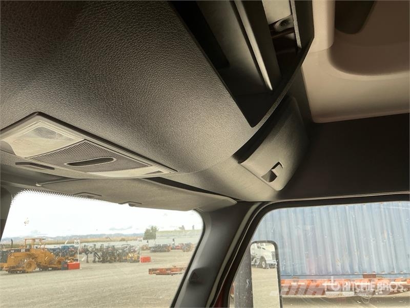 Freightliner Cascadia 126 6x4 T/A Sleeper Truck Tractor Тягачі