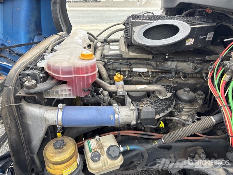 Freightliner Cascadia 126 6x4 T/A Sleeper Truck Tractor 中古トラクターヘッド | トレーラーヘッド