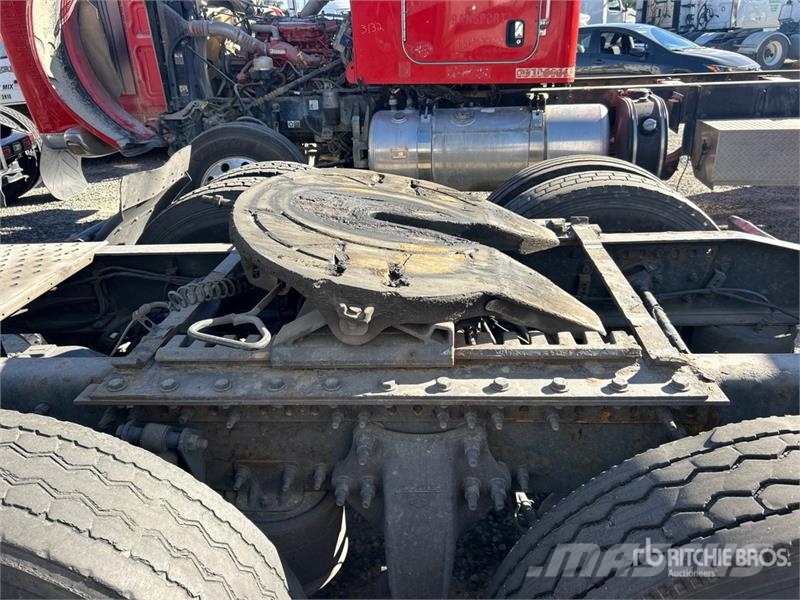 Freightliner Cascadia 126 6x4 T/A Sleeper Truck Tractor Cabezas tractoras