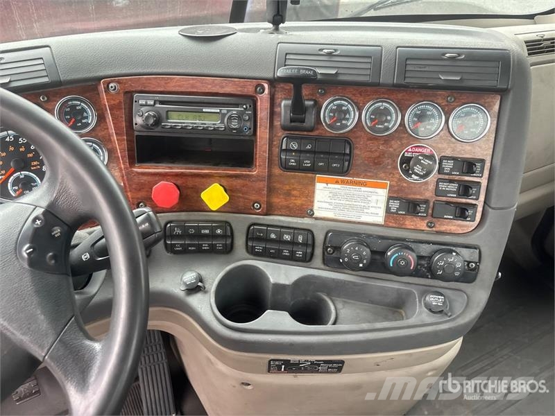Freightliner Cascadia 125 8x4 Tri/A Day Cab Truck Tractor Vilcēji
