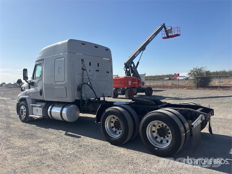 Freightliner Cascadia 125 6x4 T/A Sleeper Truck Tractor 曳引機組件