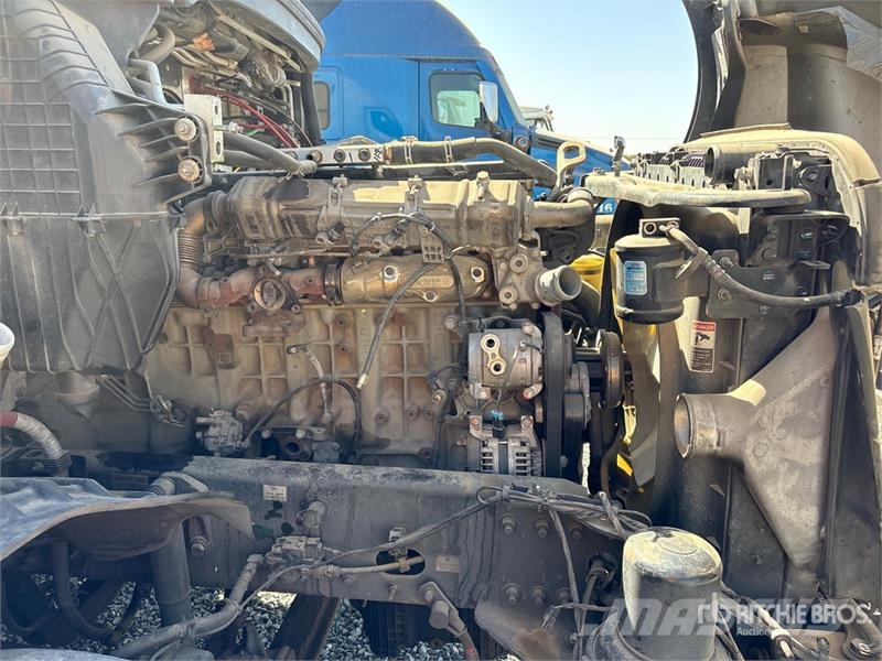 Freightliner Cascadia 126 6x4 T/A Sleeper Truck Tractor Vilcēji