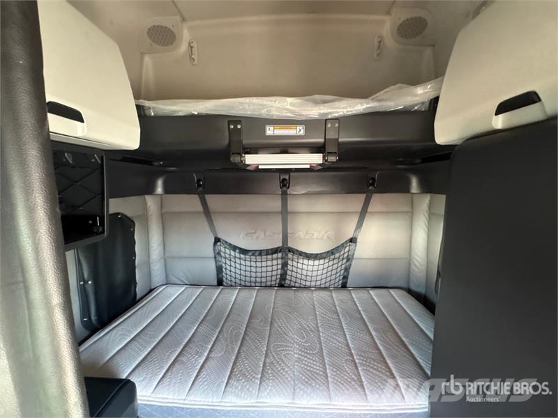 Freightliner Cascadia 126 6x4 T/A Sleeper Truck Tractor Trekkvogner