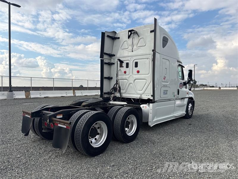 Freightliner Cascadia 125 6x4 T/A Sleeper Truck Tractor Vilcēji