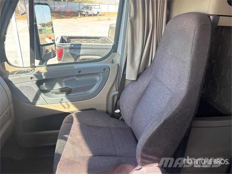 Freightliner Cascadia 125 6x4 T/A Sleeper Truck Tractor 曳引機組件