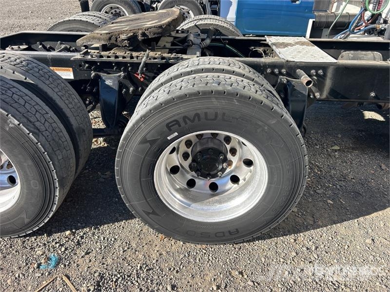 Freightliner Cascadia 126 6x4 T/A Sleeper Truck Tractor (Inoper Тягачі
