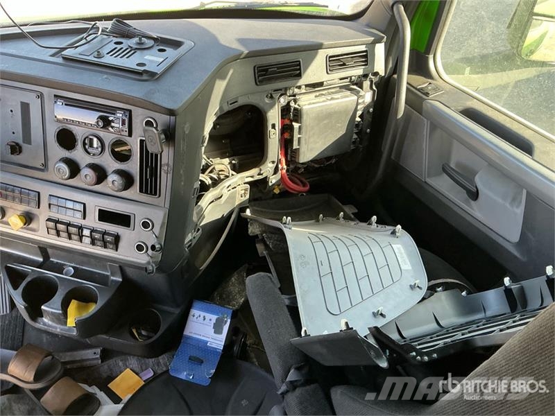 Freightliner Cascadia 126 T/A Sleeper Truck Tractor (Inoperable Тягачі