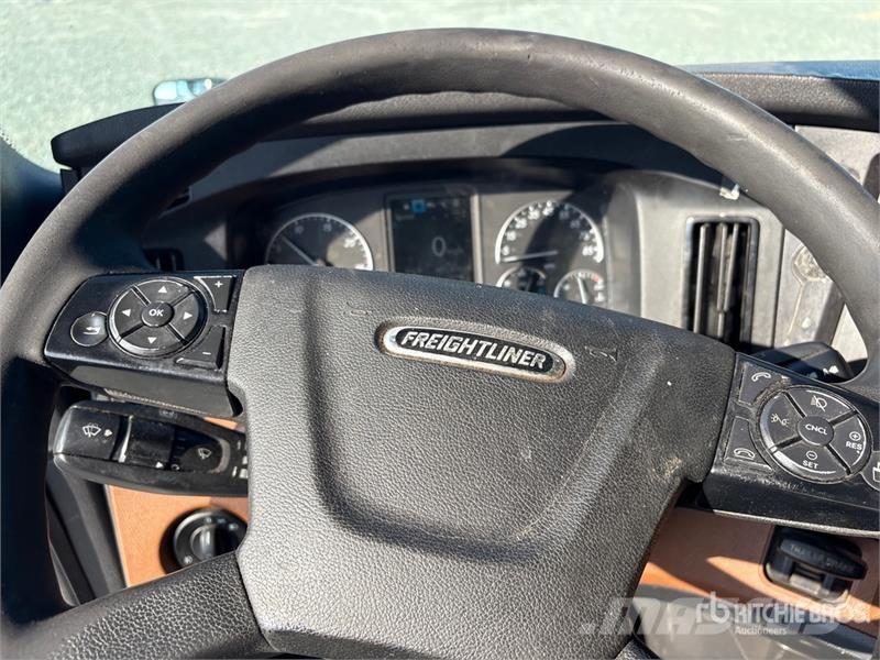 Freightliner Cascadia 126 6x4 T/A Sleeper Truck Tractor Sattelzugmaschinen