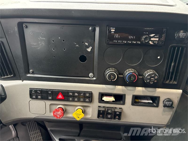 Freightliner Cascadia 126 6x4 T/A Sleeper Truck Tractor 中古トラクターヘッド | トレーラーヘッド