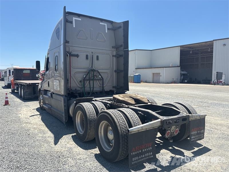 Freightliner Cascadia 126 6x4 T/A Sleeper Truck Tractor وحدات الجر