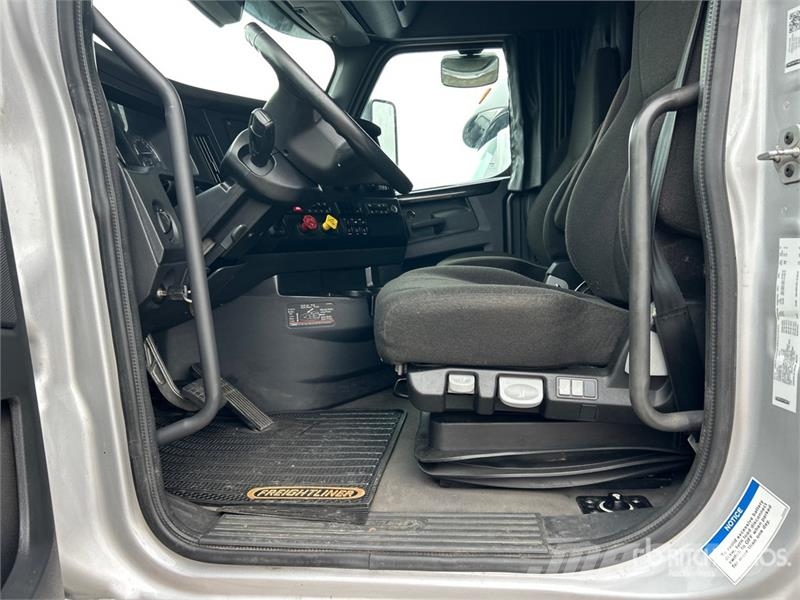 Freightliner Cascadia 126 6x4 T/A Sleeper Truck Tractor Cabezas tractoras