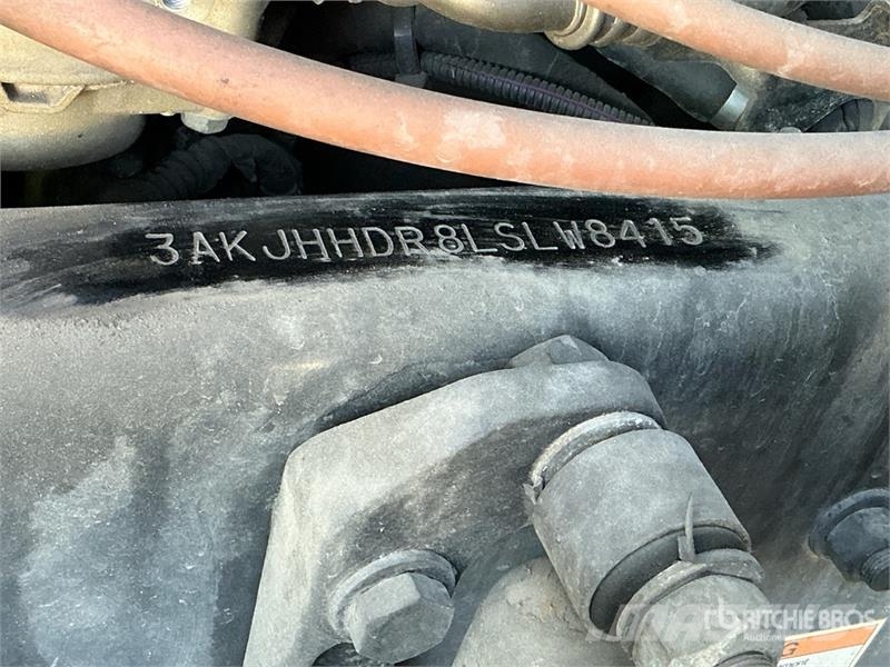 Freightliner Cascadia 126 T/A Sleeper Truck Tractor (Inoperable Тягачі