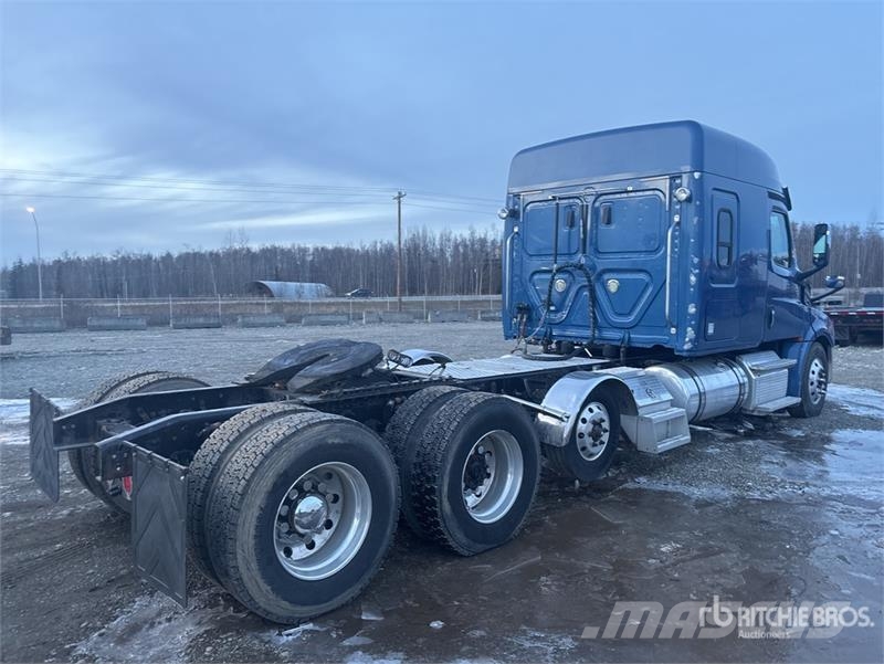 Freightliner Cascadia 126 8x4 Tri/A Sleeper Truck Tractor Trekkvogner