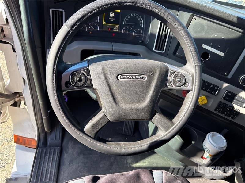 Freightliner Cascadia 126 6x4 T/A Sleeper Truck Tractor Седельные тягачи