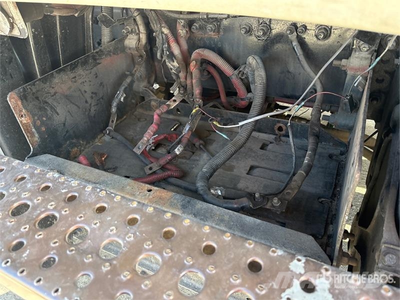 Freightliner Cascadia 125 6x4 Roll-Off Truck (Inoperable) شاحنات لوادر