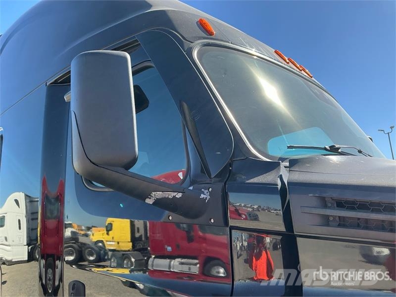Freightliner Cascadia 126 6x4 T/A Sleeper Truck Tractor Truck Tractor Units