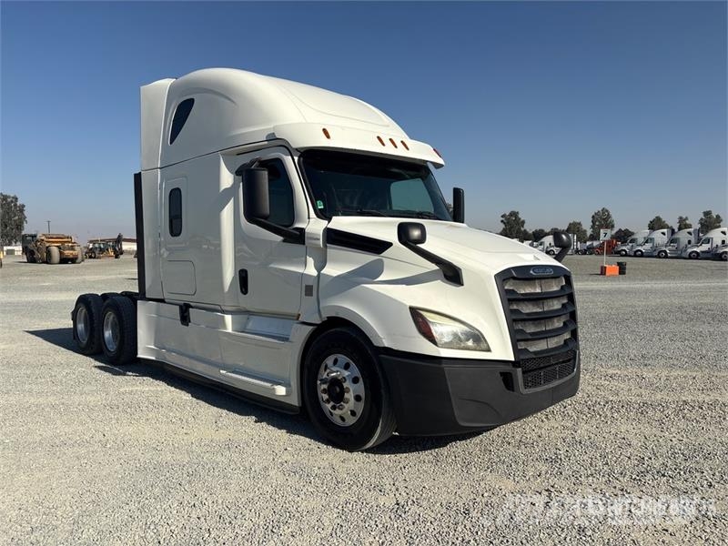 Freightliner Cascadia 126 6x4 T/A Sleeper Truck Tractor Vetopöytäautot