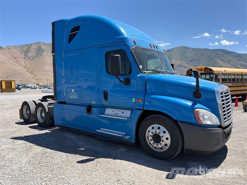 Freightliner Cascadia 125 6x4 T/A Sleeper Truck Tractor Vlačilci