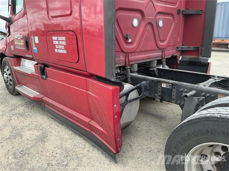 Freightliner Cascadia 126 6x4 T/A Sleeper Truck Tractor Тягачі