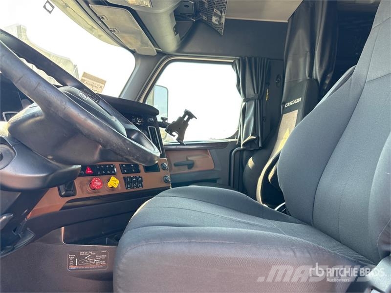 Freightliner Cascadia 126 6x4 T/A Sleeper Truck Tractor Tractor Units