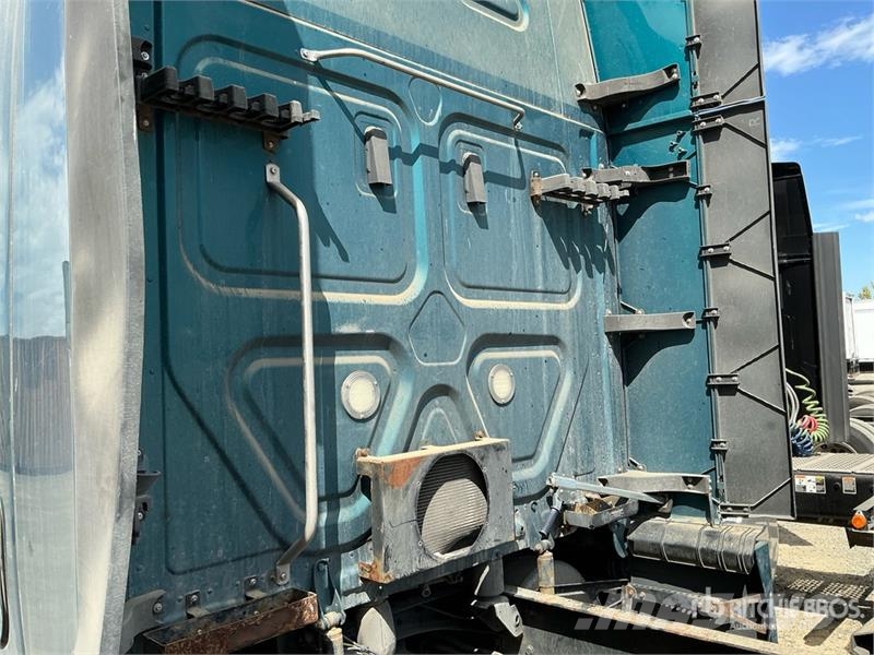 Freightliner Cascadia 126 6x4 T/A Sleeper Truck Tractor Nyergesvontatók