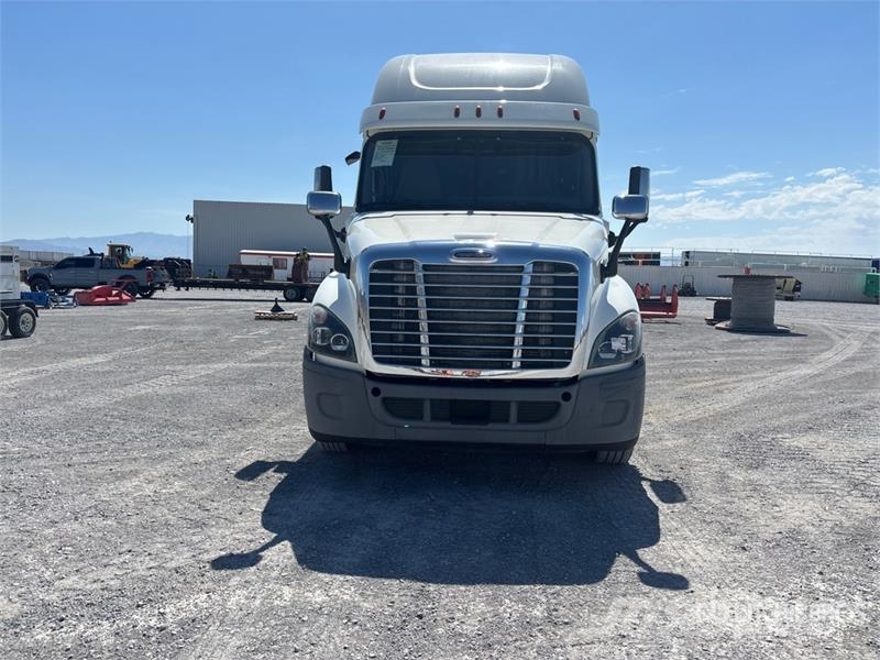 Freightliner Cascadia 125 6x4 T/A Sleeper Truck Tractor Тягачі