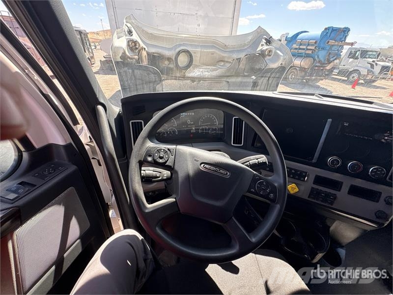 Freightliner Cascadia 126 6x4 T/A Sleeper Truck Tractor Nyergesvontatók