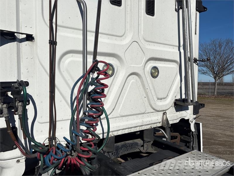 Freightliner Cascadia 125 6x4 T/A Sleeper Truck Tractor (Inoper Cabezas tractoras