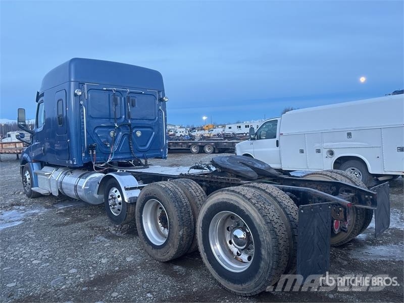 Freightliner Cascadia 126 8x4 Tri/A Sleeper Truck Tractor Trekkvogner