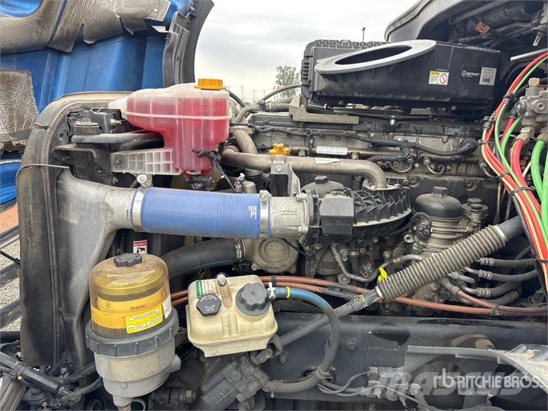 Freightliner Cascadia 126 6x4 T/A Sleeper Truck Tractor 中古トラクターヘッド | トレーラーヘッド