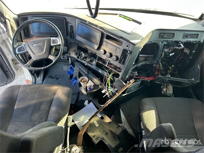 Freightliner Cascadia 6x4 T/A Sleeper Truck Tractor Тягачі