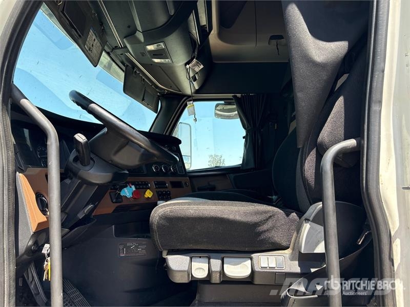 Freightliner Cascadia 126 6x4 T/A Sleeper Truck Tractor وحدات الجر