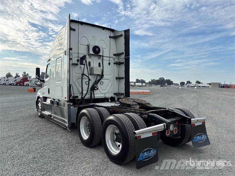 Freightliner Cascadia 126 6x4 T/A Sleeper Truck Tractor Tegljači