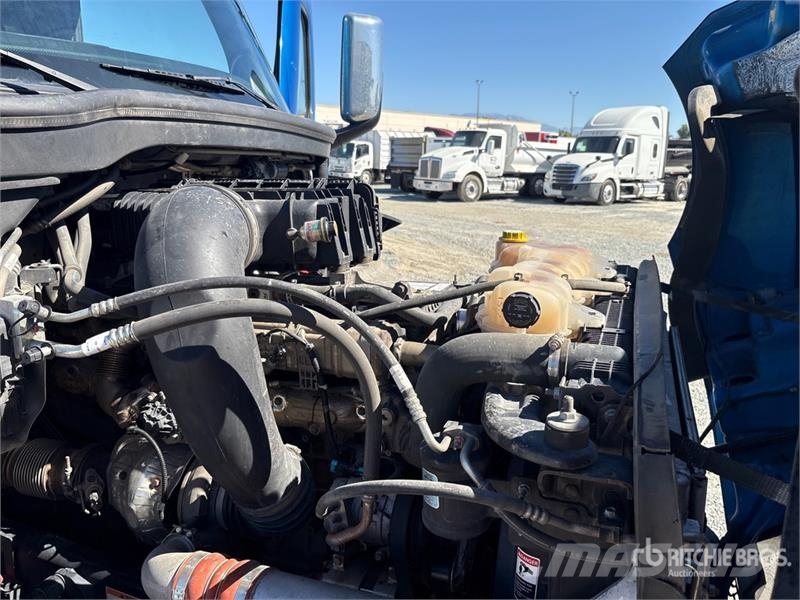 Freightliner Cascadia 126 6x4 T/A Sleeper Truck Tractor Naudoti vilkikai