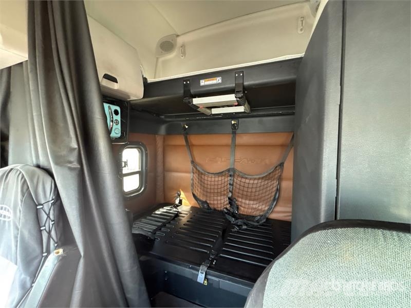 Freightliner Cascadia 126 6x4 T/A Sleeper Truck Tractor Тягачі