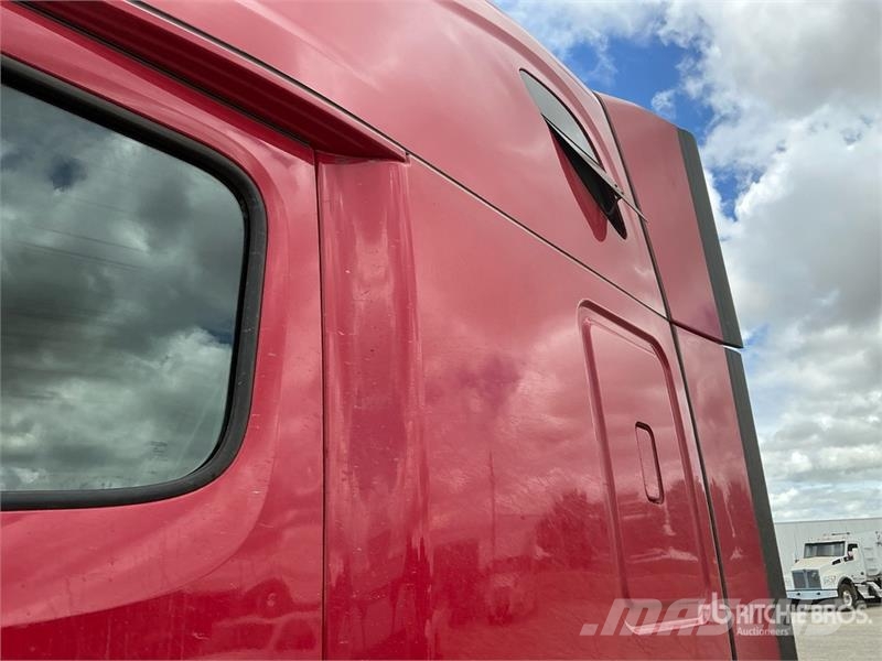 Freightliner Cascadia 126 6x4 T/A Sleeper Truck Tractor Тягачі