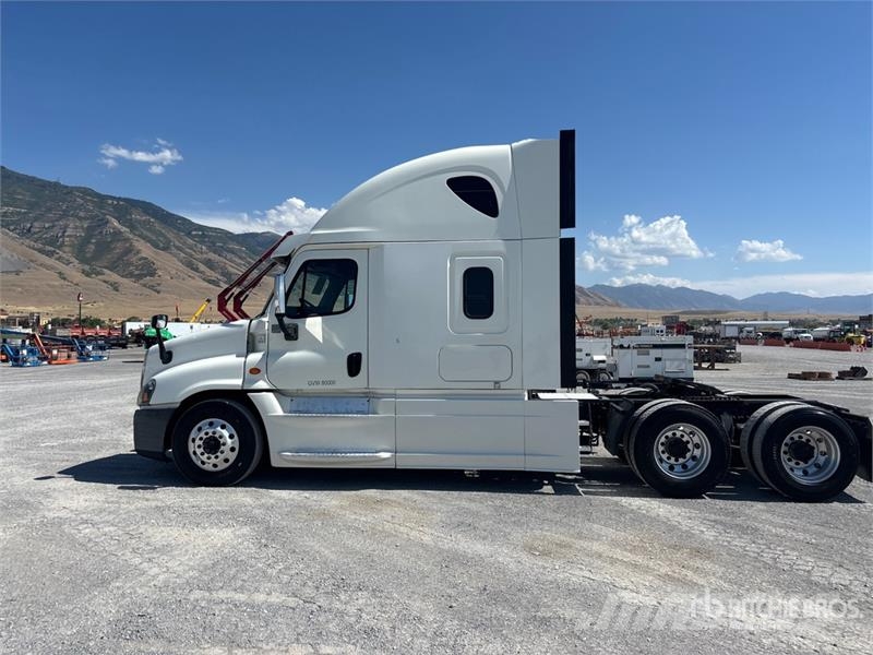 Freightliner Cascadia 125 6x4 T/A Sleeper Truck Tractor Тягачі
