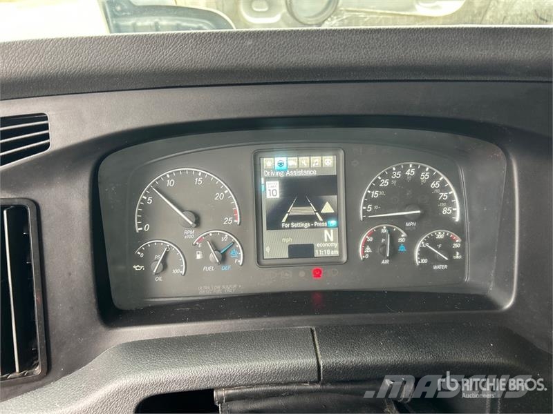 Freightliner Cascadia 126 6x4 T/A Sleeper Truck Tractor Cabezas tractoras