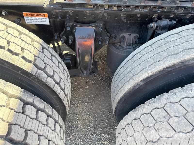 Freightliner Cascadia 126 6x4 T/A Sleeper Truck Tractor وحدات الجر