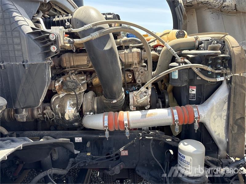 Freightliner Cascadia 126 6x4 T/A Sleeper Truck Tractor Vilcēji