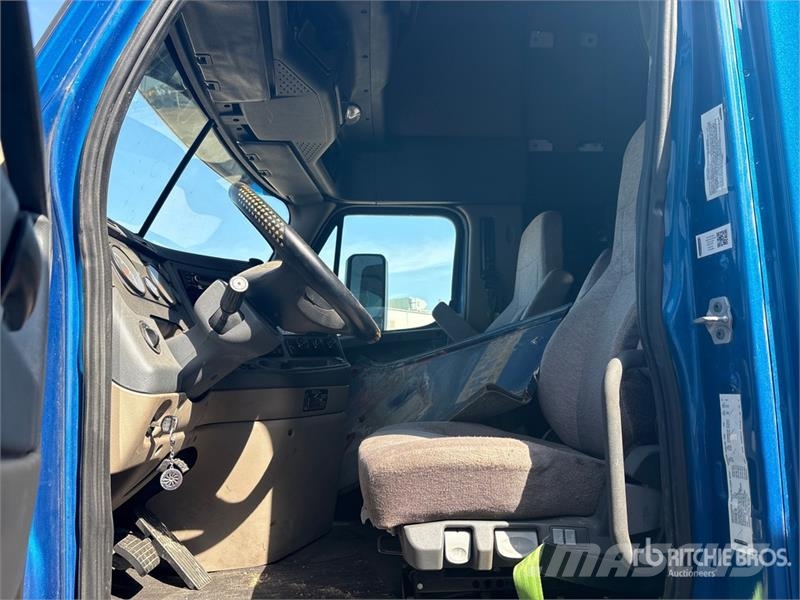 Freightliner Cascadia 125 6x4 T/A Sleeper Truck Tractor (Inoper 트랙터 유닛