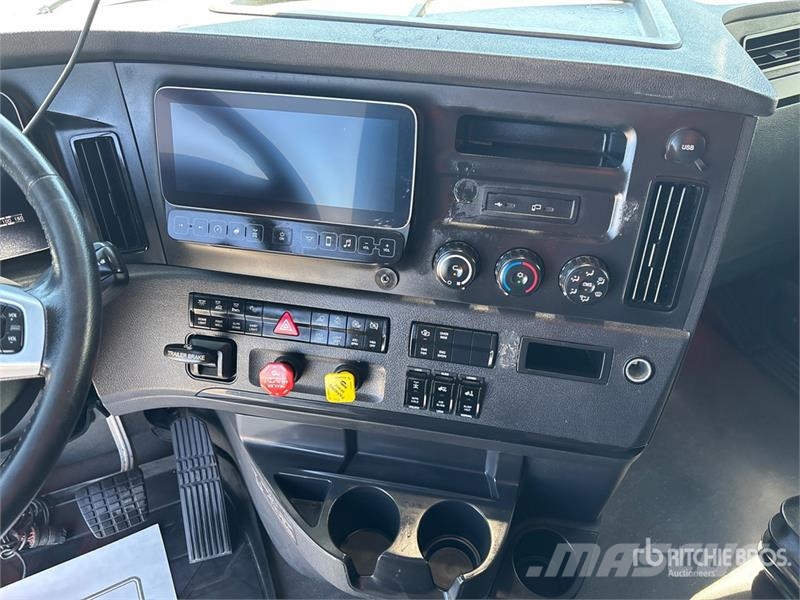 Freightliner Cascadia 126 6x4 T/A Sleeper Truck Tractor Vlačilci