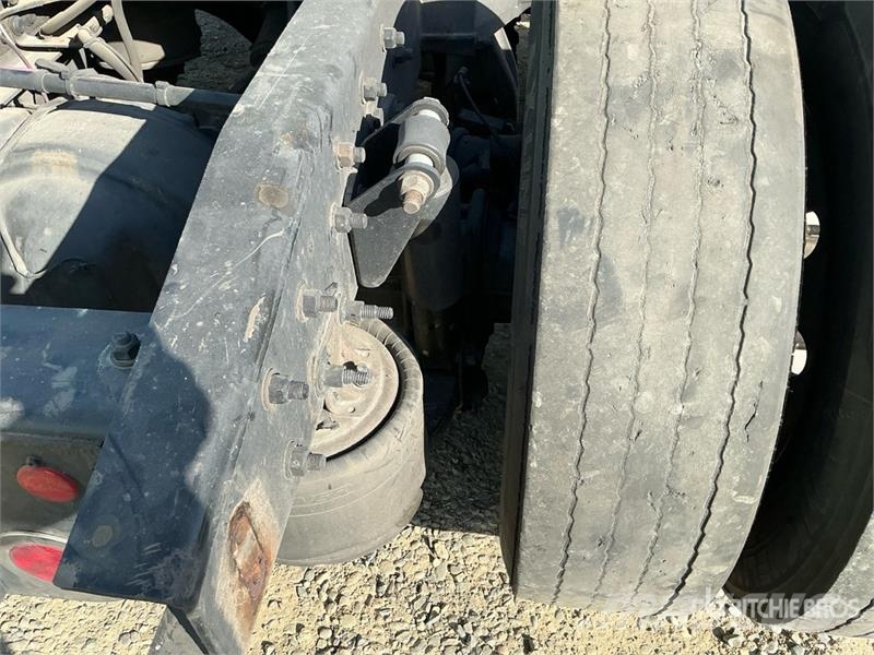 Freightliner Cascadia 126 T/A Sleeper Truck Tractor (Inoperable Тягачі